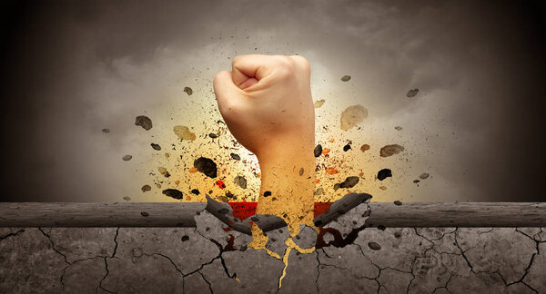 Рука сильно бьет и ломает каменную стену
