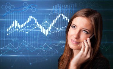 Arka planda diyagramları ile telefonda konuşurken kişi