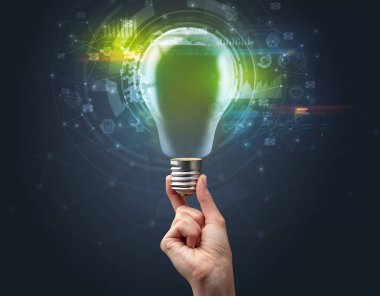 Koyu arkaplanda el ele tutuşan ampul