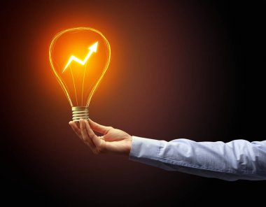 Koyu arkaplanda el ele tutuşan ampul