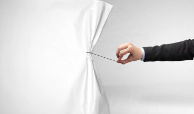 El çekerek beyaz kağıt perde