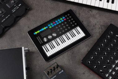 Tablet ve müzik aleti kavramı üzerinde piyano app