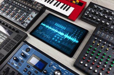 Müzik aletleri ve kayıt uygulaması ile tablet