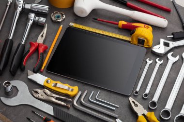 Ev aletleri ve tablet ile boş perde