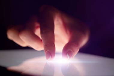 Tablet koyu arka plan ile dokunmadan parmak
