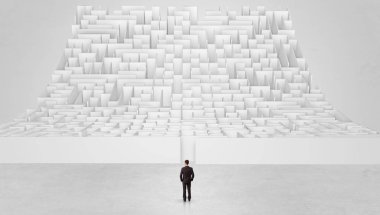 Küçük adam bir sonsuzluk labirent önünde ayakta