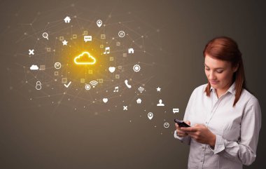 Bulut teknoloji kavramı ile telefon kullanan kişi