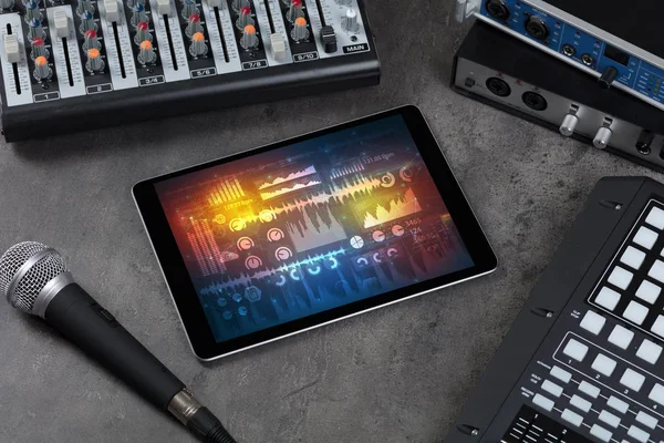 Strumenti musicali elettronici e tablet con concetto di report — Foto Stock