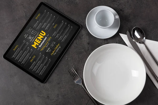 Vajilla con menú en línea en tableta —  Fotos de Stock