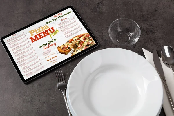 Menú de pizza online con concepto de vajilla —  Fotos de Stock