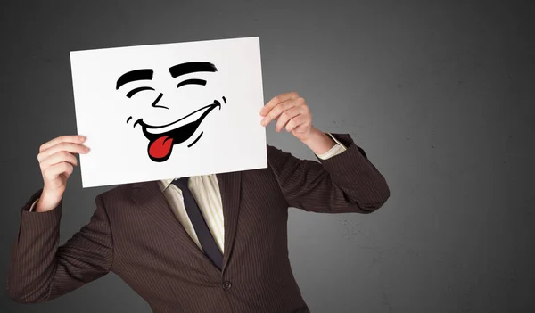 Pessoa segurando um papel com rosto emoticon legal — Fotografia de Stock