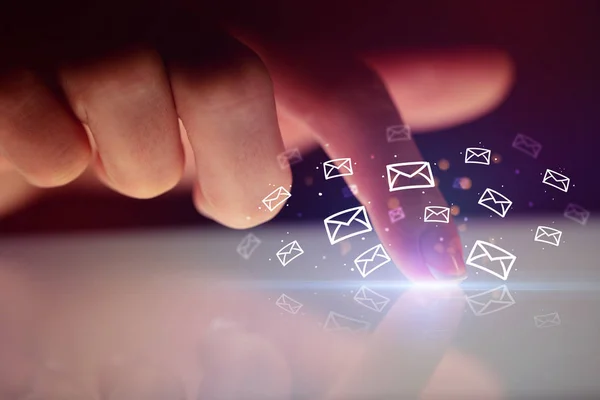 Δάχτυλο που αγγίζει tablet με σύμβολα λευκό μήνυμα παραπάνω — Φωτογραφία Αρχείου