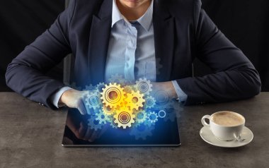 İş kadını tablet vites konsepti ile çalışma
