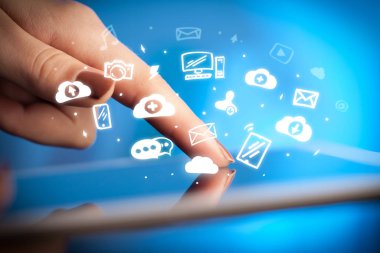 Tablet ile sosyal medya kavramı holding