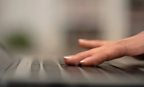 Geschäftsfrau tippt Hand auf Tastatur — Stockfoto