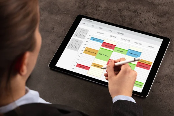 Business woman schedule her program on tablet — Stock Photo, Image