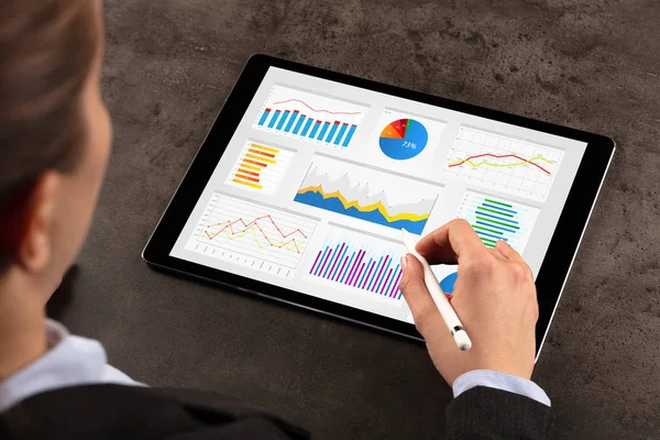 Mujer de negocios haciendo informes en la tableta — Foto de Stock