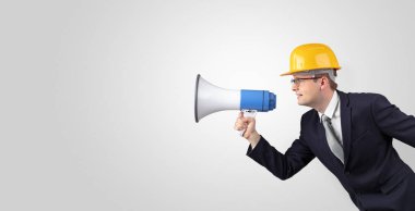 Genç Mimar megafon ile bağırıyor