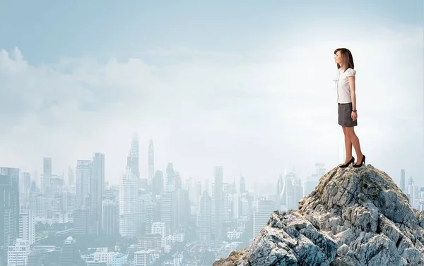 Persona de negocios mirando a la gran ciudad desde la distancia — Foto de Stock