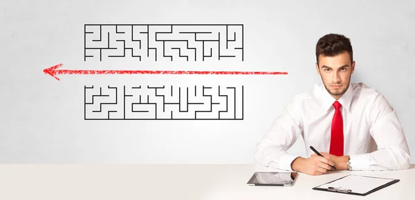 Empresário apresentando labirinto — Fotografia de Stock