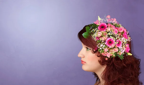 Blommade huvud med färgglada blommor — Stockfoto