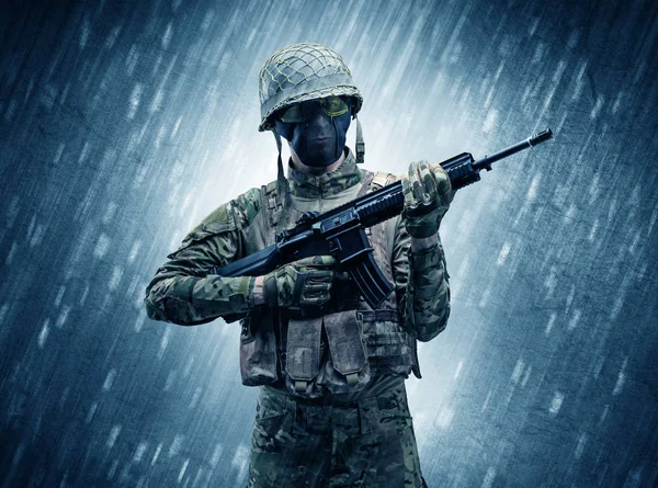 Soldat steht bei Regenwetter — Stockfoto