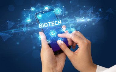 Teknoloji kavramına sahip akıllı telefon kullanımı