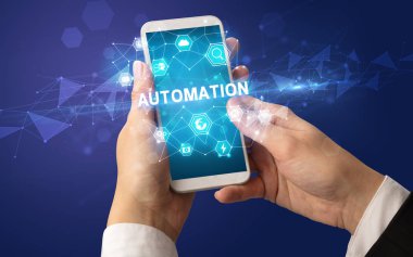 Teknoloji kavramına sahip akıllı telefon kullanımı