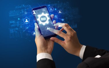 Teknoloji kavramına sahip akıllı telefon kullanımı