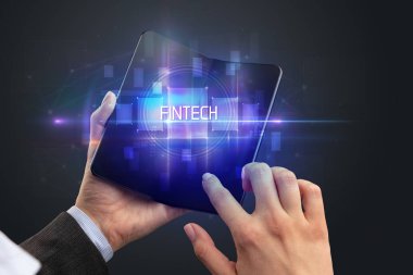 Katlanabilir akıllı telefonu olan bir iş adamı