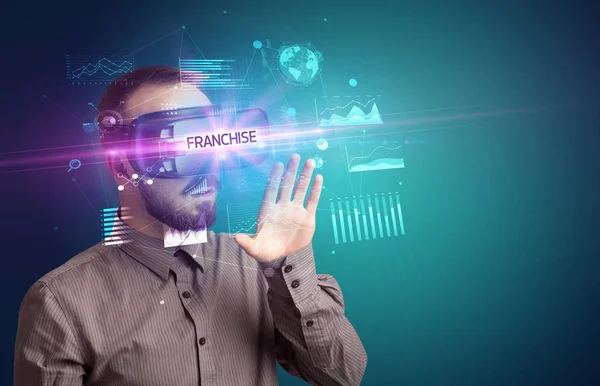 Homme d'affaires regardant à travers des lunettes de réalité virtuelle — Photo