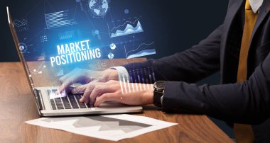 Dizüstü bilgisayar ve iş konsepti üzerinde çalışan iş adamı