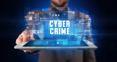 Tablet üzerinde çalışan genç iş adamı