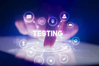 Web teknolojisi simgeleriyle tablete dokunmak