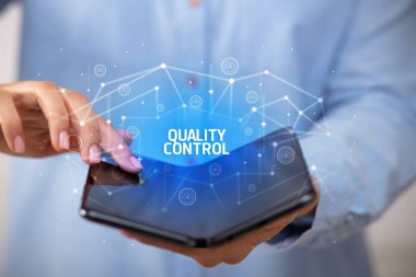 Katlanabilir akıllı telefonu olan bir iş adamı, yeni teknoloji konsepti