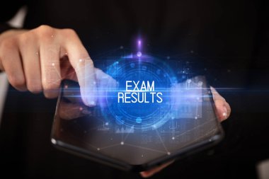 Katlanabilir akıllı telefon tutan genç adam.