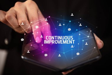 Katlanabilir akıllı telefonu olan bir iş adamı, yeni teknoloji konsepti