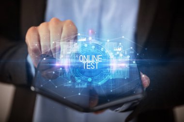 Katlanabilir akıllı telefon tutan genç adam.