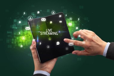 Katlanabilir akıllı telefonu olan bir iş adamı, sosyal medya kavramı