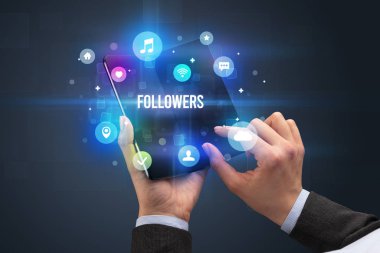 Katlanabilir akıllı telefonu olan bir iş adamı