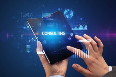 İş adamı katlanabilir bir akıllı telefon tutuyor, iş konsepti