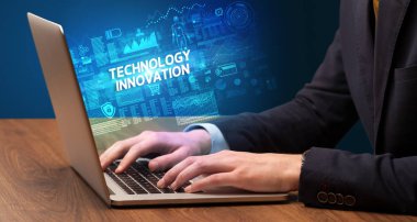 Dizüstü bilgisayarda çalışan iş adamı