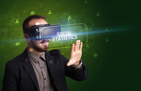 Üzletember a virtuális valóság szemüvegén, a közösségi média koncepcióján keresztül — Stock Fotó