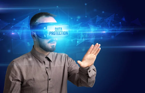Бизнесмен просматривает очки виртуальной реальности, концепцию виртуальной безопасности — стоковое фото