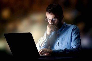 İşadamı gece ofiste