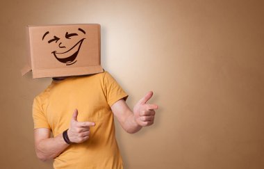 Mutlu karton kutu yüzü ile genç çocuk