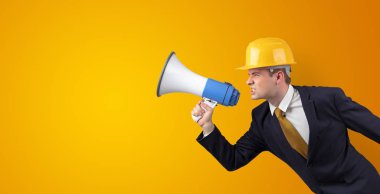 Genç Mimar megafon ile bağırıyor