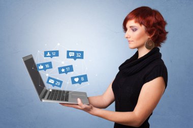 Laptop ile sosyal medya tebliğ holding kadını