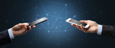 Akıllı telefonlar holding iki eller yakın çekim