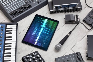 Müzik aletleri ve kayıt uygulaması ile tablet